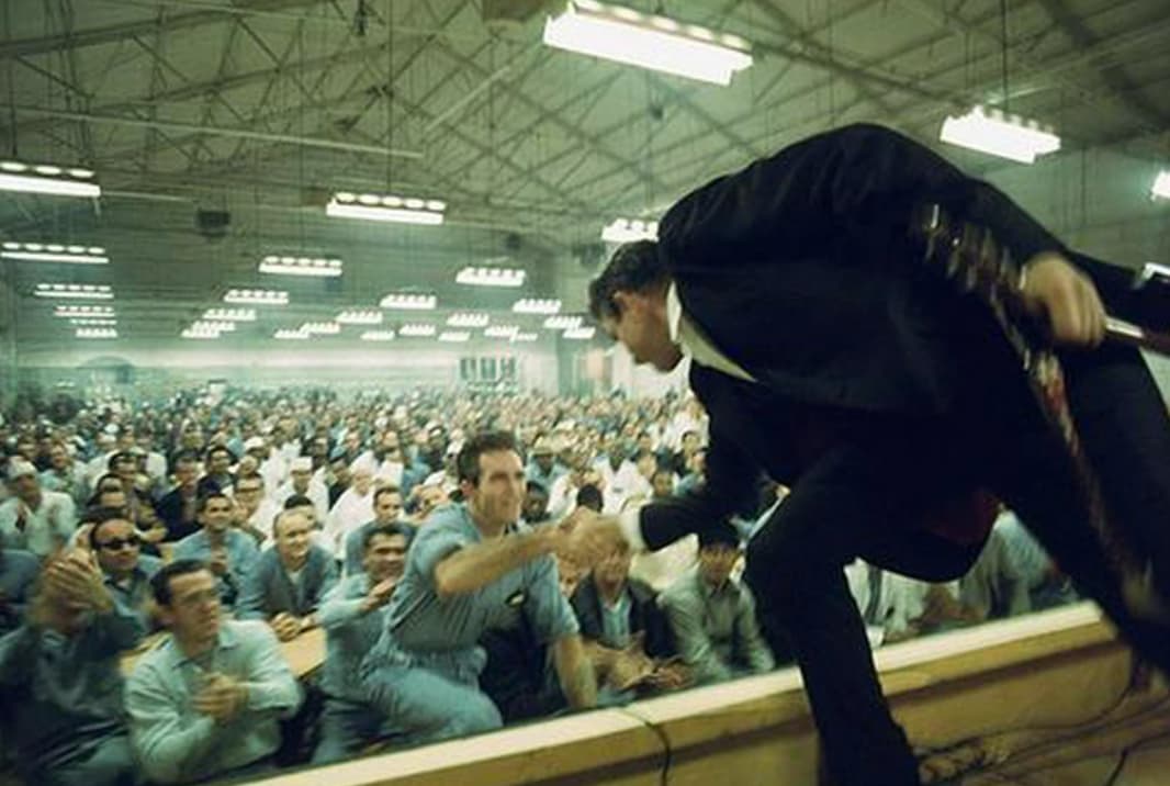 johnny cash shaking prisoners hand